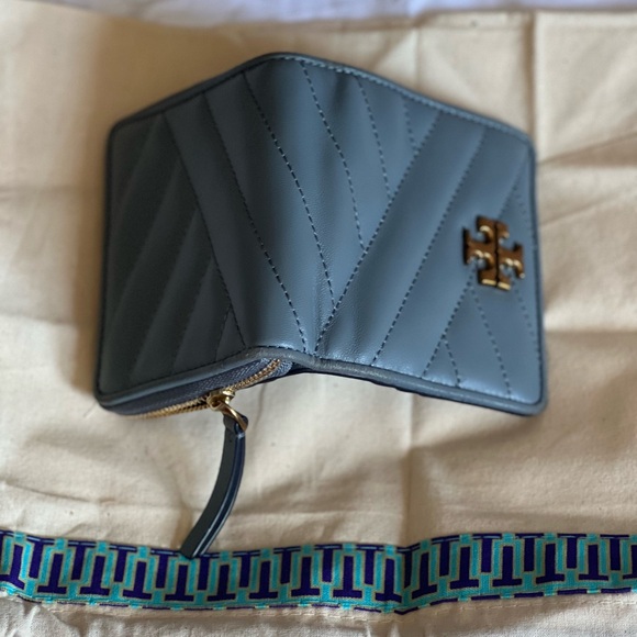 Tory Burch Chevron Quilted Soft Leather Bi-Fold Wallet Blue - Picture 4 of 4